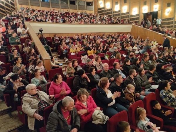 Поздравления и цветя за празника - 50г.  ДГ №17 „СЛАВЕЙЧЕ“ от кмета Галина Стоянова 