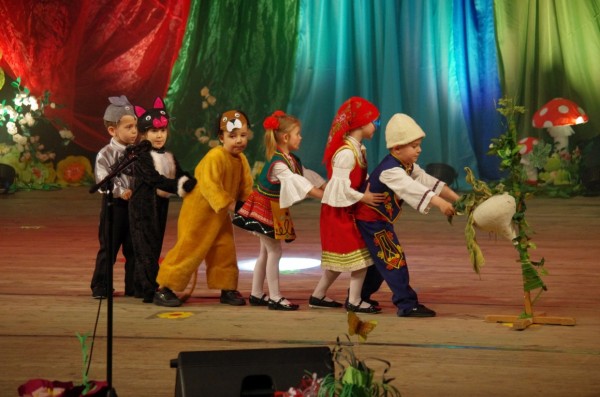 Поздравления и цветя за празника - 50г.  ДГ №17 „СЛАВЕЙЧЕ“ от кмета Галина Стоянова 