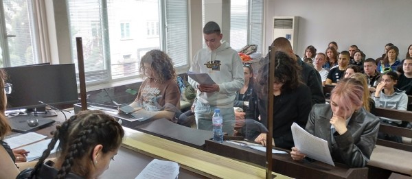 Десетокласници пресъздадоха съдебен процес в казанлъшкия съд