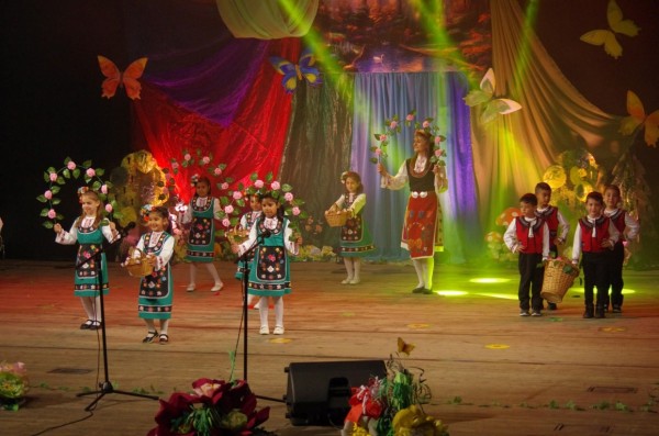 Поздравления и цветя за празника - 50г.  ДГ №17 „СЛАВЕЙЧЕ“ от кмета Галина Стоянова 