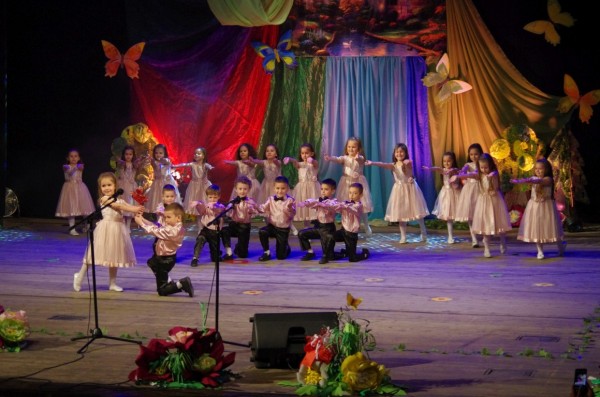 Поздравления и цветя за празника - 50г.  ДГ №17 „СЛАВЕЙЧЕ“ от кмета Галина Стоянова 