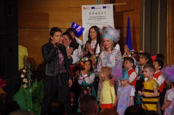 Поздравления и цветя за празника - 50г.  ДГ №17 „СЛАВЕЙЧЕ“ от кмета Галина Стоянова 