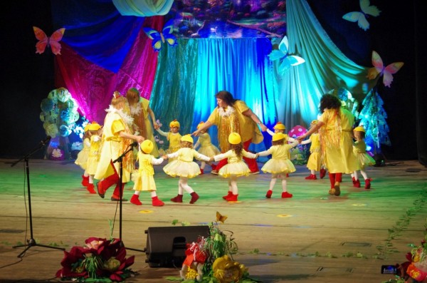 Поздравления и цветя за празника - 50г.  ДГ №17 „СЛАВЕЙЧЕ“ от кмета Галина Стоянова 