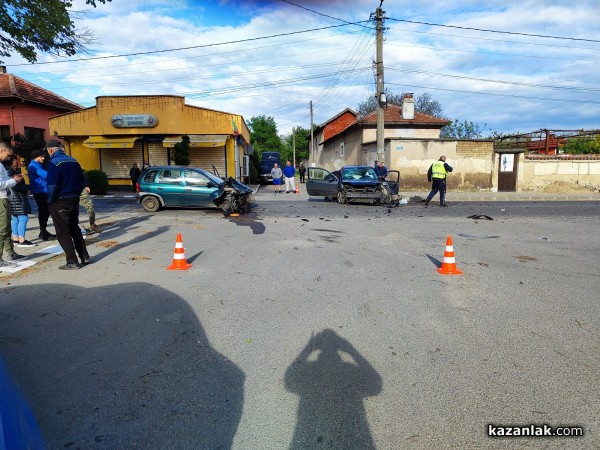 Две коли се блъснаха в центъра на село Дунавци