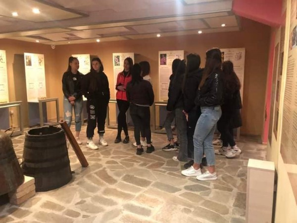 Лечебната сила на етеричните масла търсеха ученици от ПГЛПТ по проект “Иновативно училище“