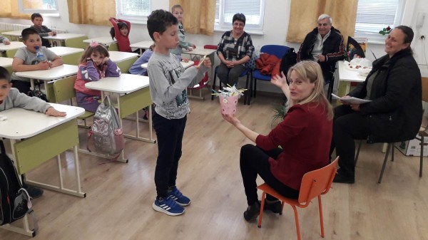 Малчуганите от ОУ “Св. Паисий Хилендарски“ зарадваха потребителите на Социалния патронаж със свежи зеленчуци