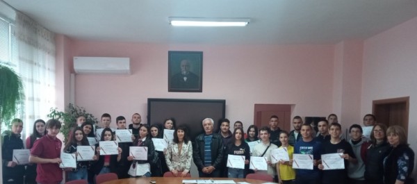 Учениците на ПГ „Иван Хаджиенов“ влязоха в ролята на учители и ръководство