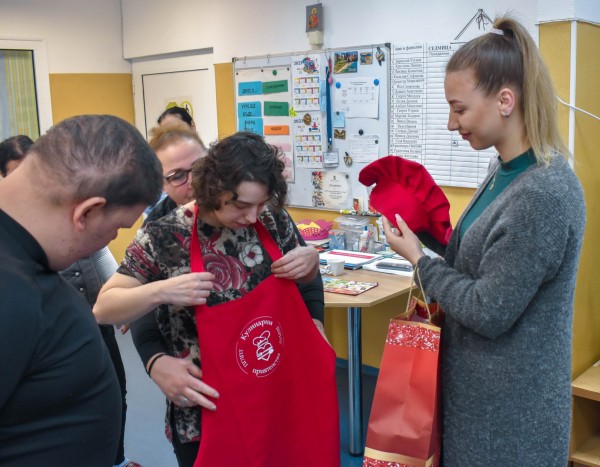 Кандидатките за Царица роза от ПГЛПТ с благотворителна кауза