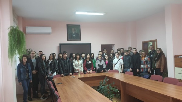 Учениците на ПГ „Иван Хаджиенов“ влязоха в ролята на учители и ръководство