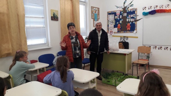 Малчуганите от ОУ “Св. Паисий Хилендарски“ зарадваха потребителите на Социалния патронаж със свежи зеленчуци