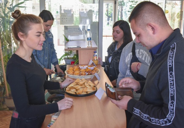 Кандидатките за Царица роза от ПГЛПТ с благотворителна кауза