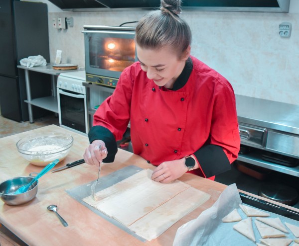 Кандидатките за Царица роза от ПГЛПТ с благотворителна кауза