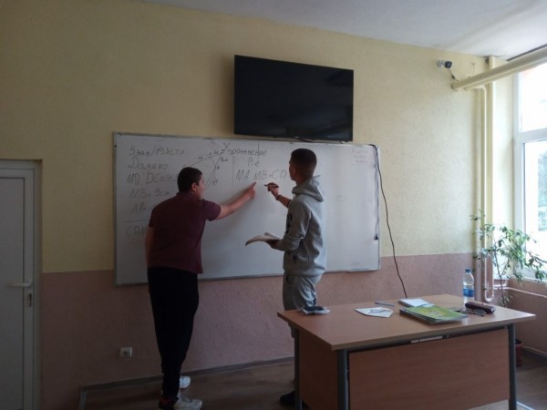 Учениците на ПГ „Иван Хаджиенов“ влязоха в ролята на учители и ръководство