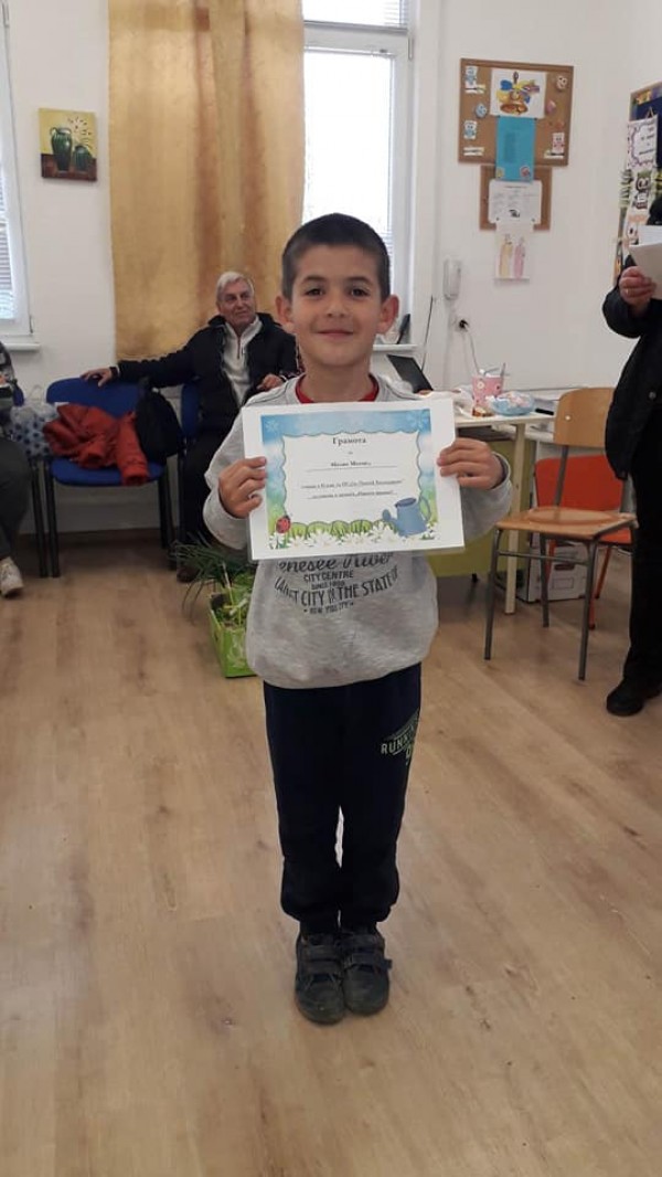 Малчуганите от ОУ “Св. Паисий Хилендарски“ зарадваха потребителите на Социалния патронаж със свежи зеленчуци