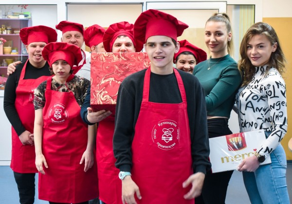 Кандидатките за Царица роза от ПГЛПТ с благотворителна кауза