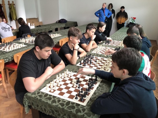 Община Казанлък организира два дни шахматна надпревара за казанлъшките деца