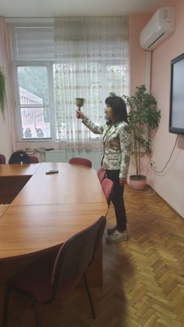 Учениците на ПГ „Иван Хаджиенов“ влязоха в ролята на учители и ръководство