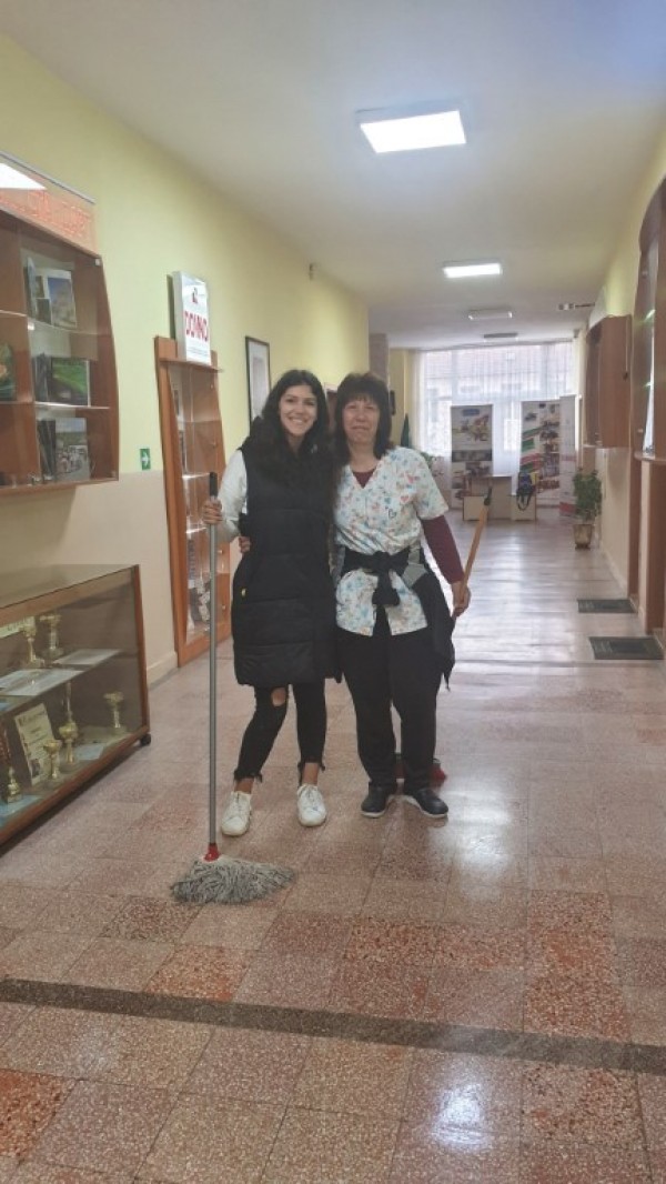 Учениците на ПГ „Иван Хаджиенов“ влязоха в ролята на учители и ръководство