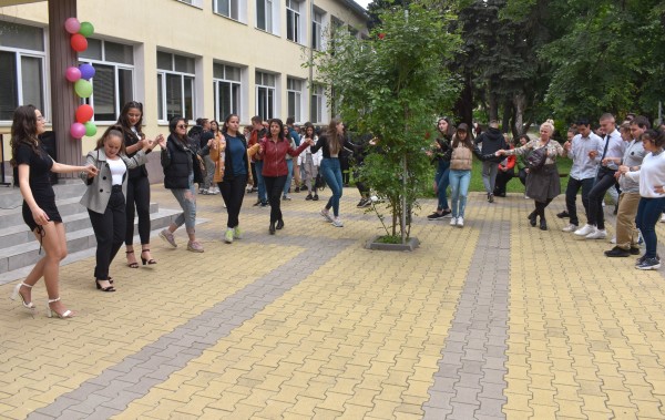 ПГЛПТ награди заслужили ученици навръх празника на училището