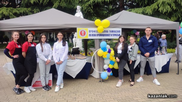 8 средни училища се представиха в Панорамата на професионалното образование в Казанлък