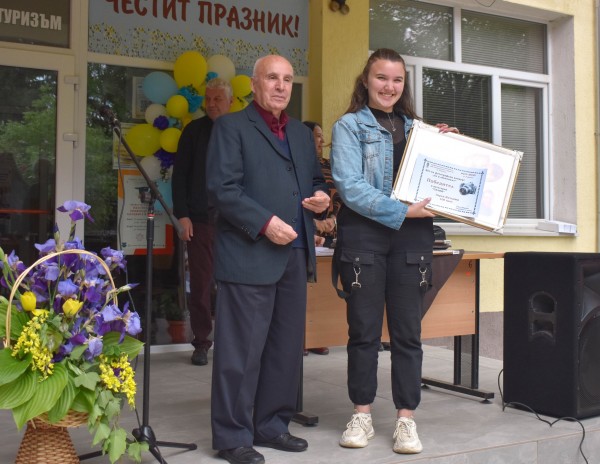 ПГЛПТ награди заслужили ученици навръх празника на училището
