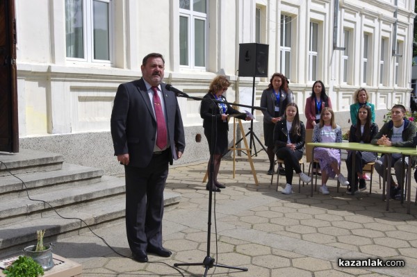 Директорът на хуманитарната гимназия Румена Петрова: 140 г. по-късно възрожденския дух е все още жив