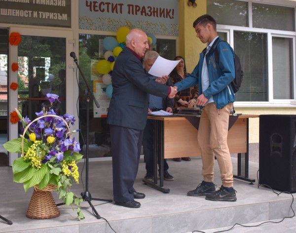 ПГЛПТ награди заслужили ученици навръх празника на училището