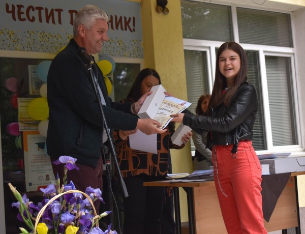 ПГЛПТ награди заслужили ученици навръх празника на училището