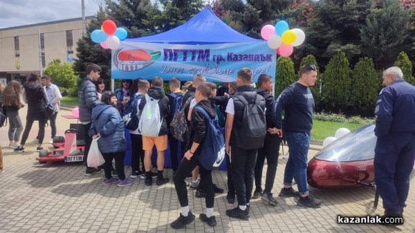 8 средни училища се представиха в Панорамата на професионалното образование в Казанлък