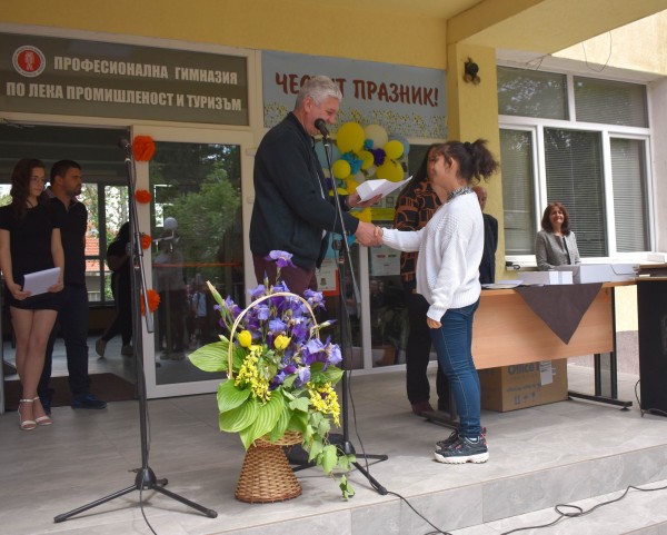 ПГЛПТ награди заслужили ученици навръх празника на училището