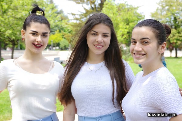 Кандидатките за короната на Царица роза 2023 разкрасиха Розариума с нови рози