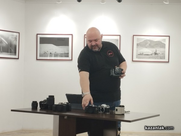 Иван Масларов – Джъмбо представи пред казанлъшката публика първата си авторска книга за студийна фотография