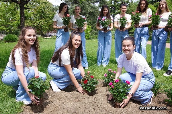 Кандидатките за короната на Царица роза 2023 разкрасиха Розариума с нови рози