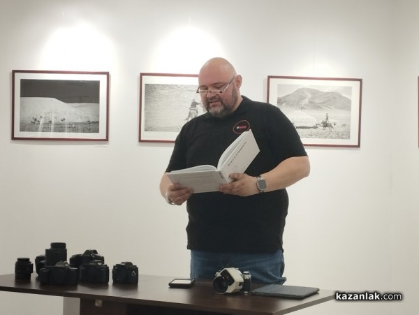 Иван Масларов – Джъмбо представи пред казанлъшката публика първата си авторска книга за студийна фотография