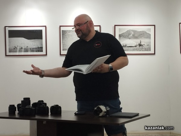 Иван Масларов – Джъмбо представи пред казанлъшката публика първата си авторска книга за студийна фотография