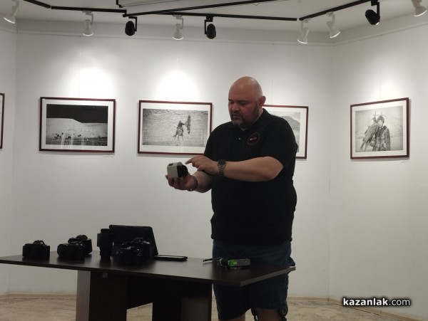 Иван Масларов – Джъмбо представи пред казанлъшката публика първата си авторска книга за студийна фотография