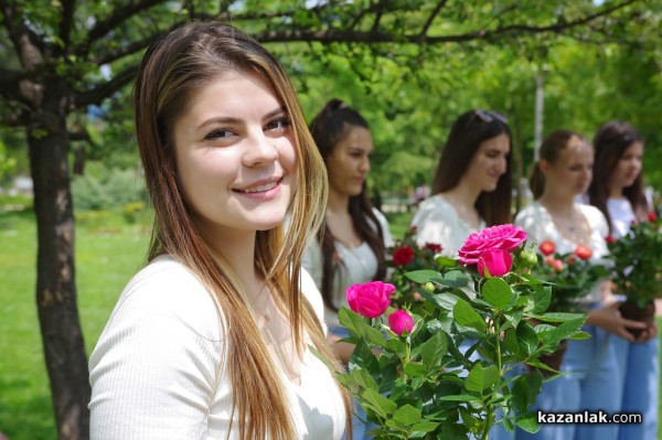 Кандидатките за короната на Царица роза 2023 разкрасиха Розариума с нови рози