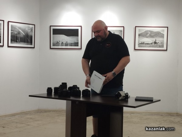 Иван Масларов – Джъмбо представи пред казанлъшката публика първата си авторска книга за студийна фотография