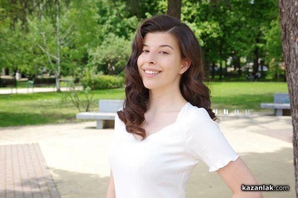 Кандидатките за короната на Царица роза 2023 разкрасиха Розариума с нови рози