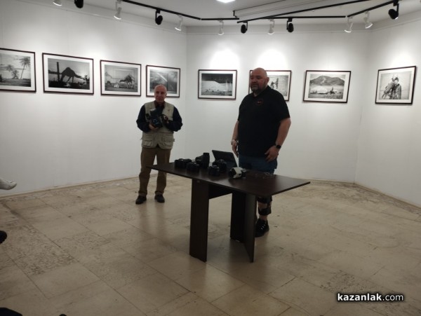 Иван Масларов – Джъмбо представи пред казанлъшката публика първата си авторска книга за студийна фотография