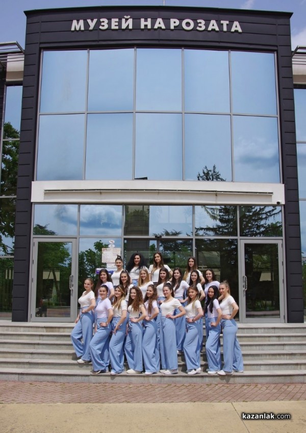 Кандидатките за короната на Царица роза 2023 разкрасиха Розариума с нови рози