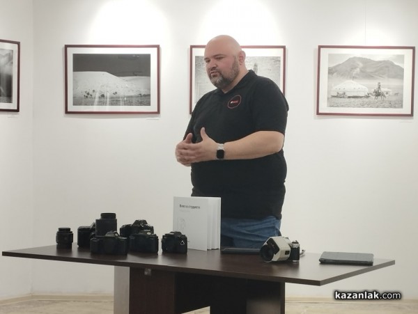 Иван Масларов – Джъмбо представи пред казанлъшката публика първата си авторска книга за студийна фотография