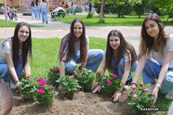 Кандидатките за короната на Царица роза 2023 разкрасиха Розариума с нови рози