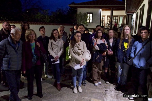 Казанлъшкият художник и преподавател Никола Вълчев представи първата си самостоятелна изложба „Black Mirror”