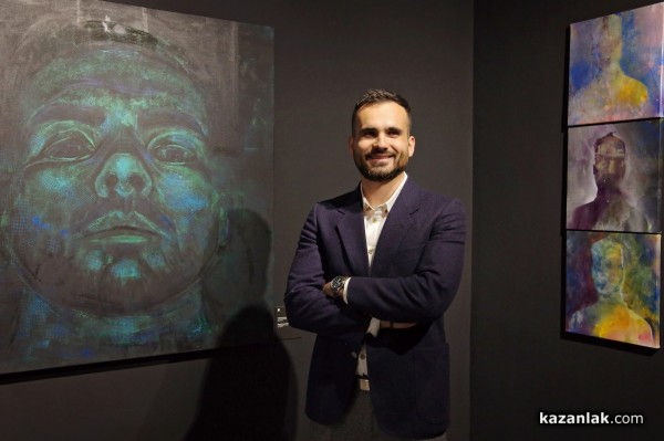 Казанлъшкият художник и преподавател Никола Вълчев представи първата си самостоятелна изложба „Black Mirror”