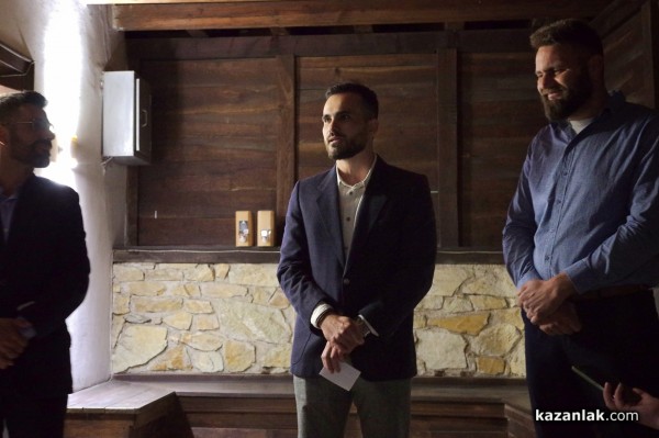 Казанлъшкият художник и преподавател Никола Вълчев представи първата си самостоятелна изложба „Black Mirror”