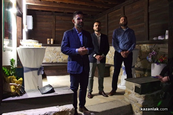 Казанлъшкият художник и преподавател Никола Вълчев представи първата си самостоятелна изложба „Black Mirror”