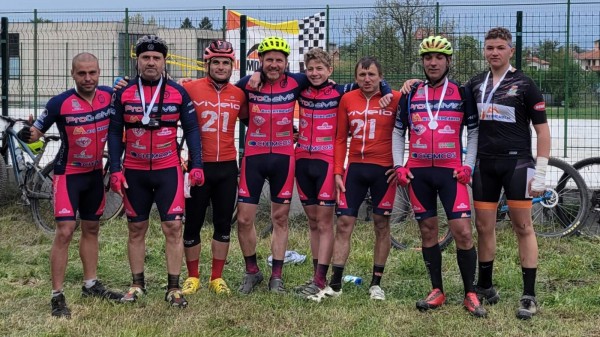 Два златни медала от две състезания грабнаха Лястовиците през уикенда