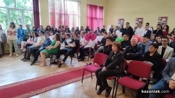 Механото изпрати своите 79 абитуриенти с голямо тържество