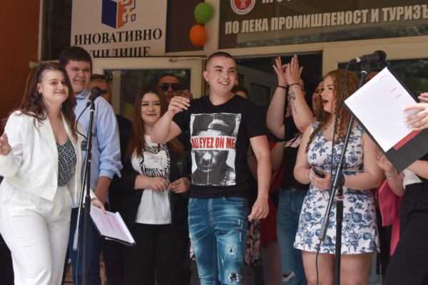 Абитуриентите на ПГЛПТ чуха последния си училищен звънец